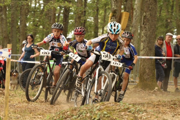 Photo du pupille Noa Ottmann de l'AS Fondettes (n°30 en tête), vainqueur à Ouzouer-sur-Loire et vainqueur du classement général final de ce Trophée régional des jeunes vététistes.